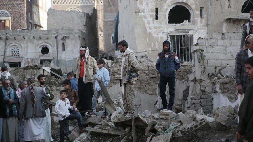 Yemeníes miran las casas derruidas por un ataque aéreo saudí en Saná, la capital de Yemen, 11 de noviembre de 2017.