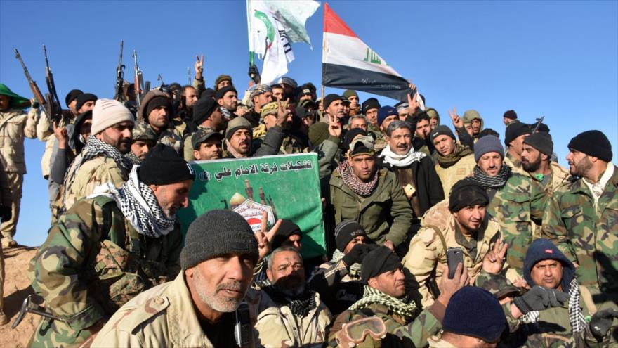 Combatientes de una división de las Unidades de Movilización Popular celebran la victoria de Irak ante Daesh, Al-Qaim, 9 de diciembre de 2017.