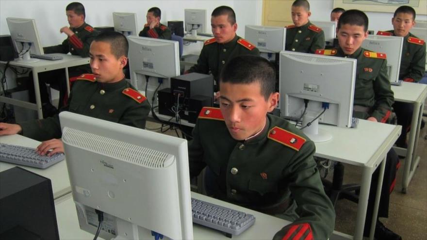 Soldados del Ejército de Corea del Norte usando computadoras.