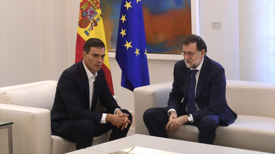 Pedro Sánchez (izda.), secretario general del PSOE, habla con el presidente del Gobierno, Mariano Rajoy, en el palacio de la Moncloa, 2 de octubre de 2017.