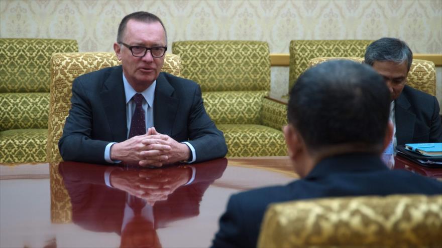 El enviado de la ONU, Jeffrey Feltman (izda.) se reúne con las autoridades norcoreanas en Pyongyang, 7 de diciembre de 2017.