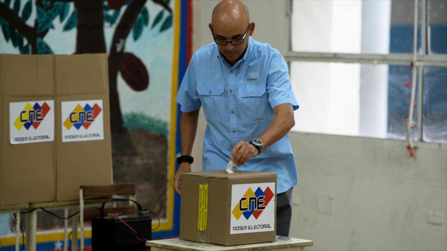Un hombre deposita su voto en un centro electoral en Caracas durante las elecciones municipales de Venezuela, 10 de diciembre de 2017.