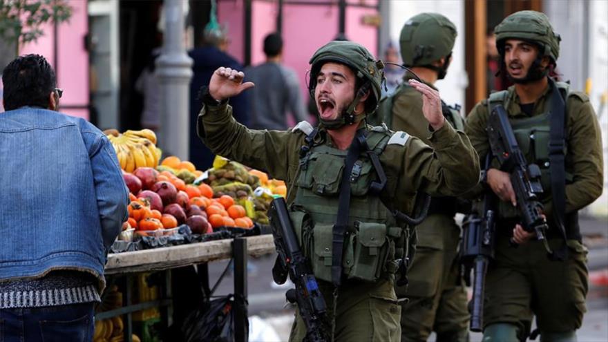 Vídeo: Soldado israelí roba manzanas durante protestas palestinas