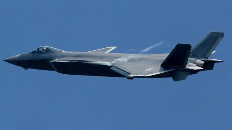 El avión de reconociendo chino J-20 en pleno vuelo.