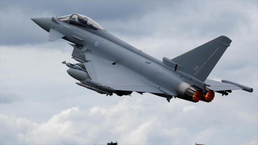 Avión de combate británico Typhoon despega de una base aérea del Reino Unido.