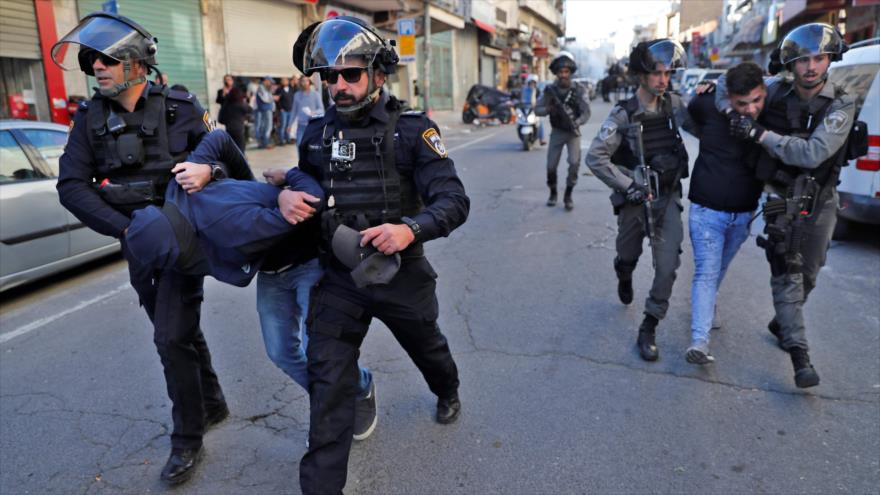 Fuerzas israelíes detienen a palestinos en protestas por la decisión de Trump sobre Jerusalén, 9 de diciembre de 2017.