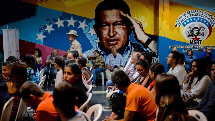 Venezolanos esperan depositar su voto en las elecciones municipales, 10 de diciembre de 2017.