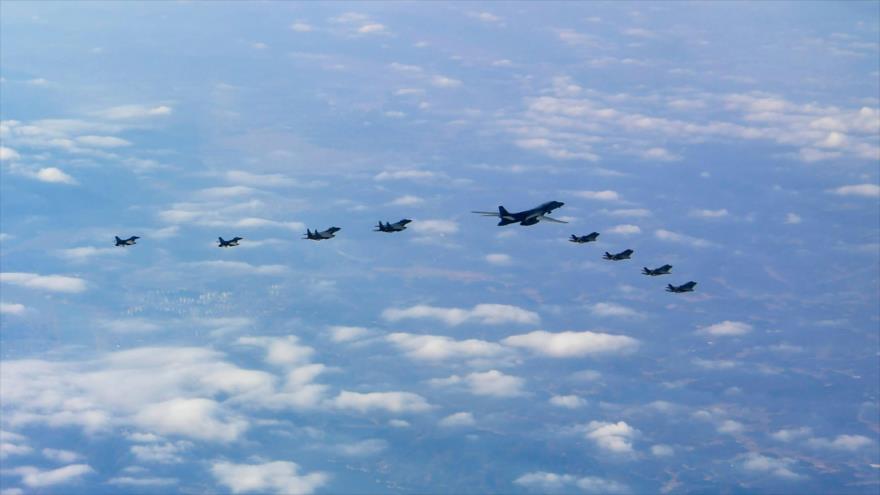Los aviones de combate de EE.UU. y Corea del Sur participan en un simulacro militar conjunto en Seúl, 6 de diciembre de 2017.