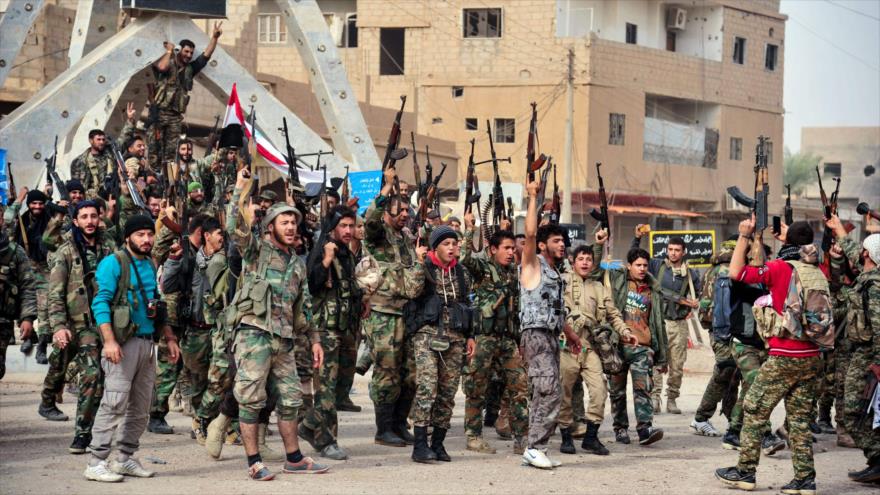 Fuerzas sirias celebran la liberación de la ciudad de Abu Kamal, último feudo de Daesh en Siria, 21 de noviembre de 2017.