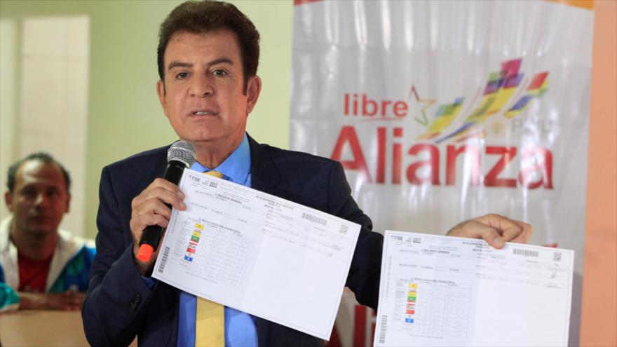 El candidato opositor hondureño Salvador Nasralla muestra los registros electorales presuntamente falsificados, 11 de diciembre de 2017.