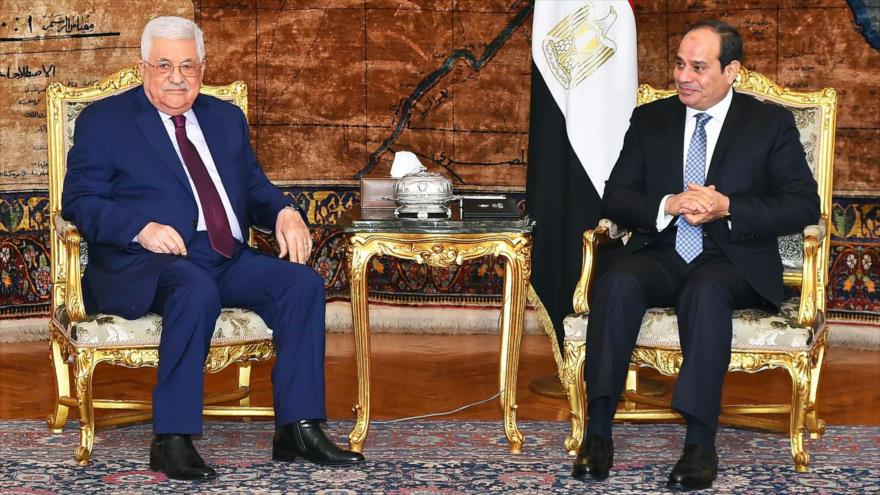 El presidente egipcio, Abdel Fatah al-Sisi (dcha.), se reúne con su par palestino, Mahmud Abás, en El Cairo, 11 de diciembre de 2017.