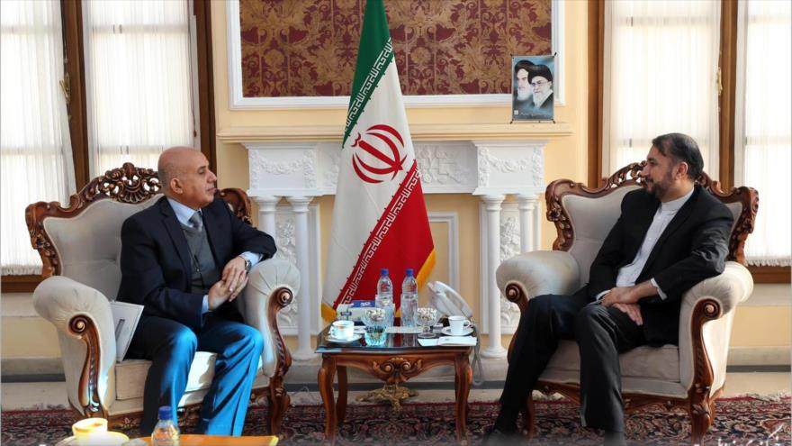 El funcionario iraní Husein Amir Abdolahian (dcha.) y el embajador de Argelia en Teherán, 11 de diciembre de 2017.