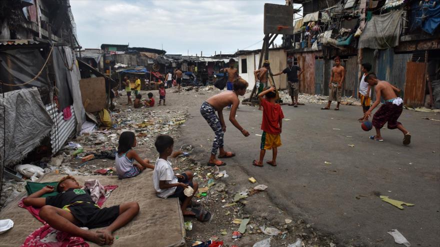 Niños argentinos juegan en un barrio bastante pobre en Argentina.