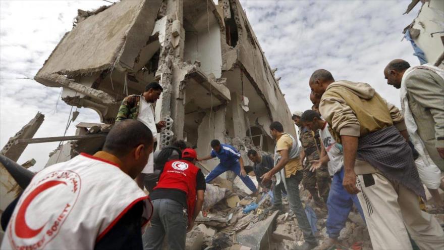 Rescatistas buscan sobrevivientes debajo de los escombros de una casa destruida en un ataque aéreo en Saná, agosto de 2017.