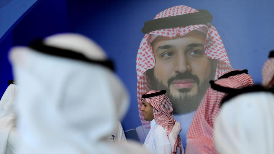 Póster del príncipe heredero saudí, Mohamad bin Salman, instalado en el Misk Global Forum, Riad, capital de Arabia Saudí, 15 de noviembre de 2017.