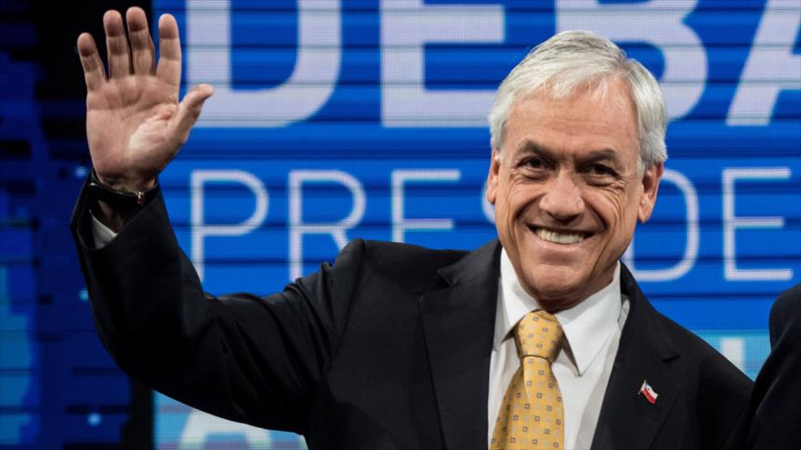 El candidato presidencial chileno Sebastián Piñera saluda a la prensa antes de un debate presidencial en Santiago, 11 de diciembre de 2017.
