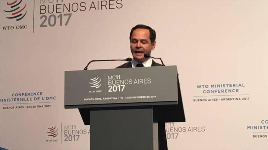 El ministro venezolano para Comercio Exterior e Inversión Internacional, José Vielma Mora, habla en la cumbre de la OMC celebrada en Buenos Aires.