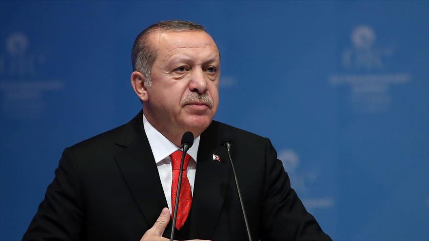 El presidente turco, Recep Tayyip Erdogan, ofrece un discurso en la cumbre extraordinaria de la OCI en Estambul, 13 de diciembre de 2017.