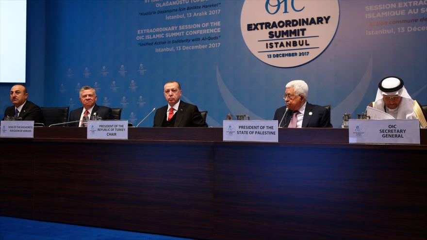 El presidente palestino, Mahmud Abás (2º de dcha.), asiste a una cumbre extraordinaria de la OCI en Estambul, 13 de diciembre de 2017.