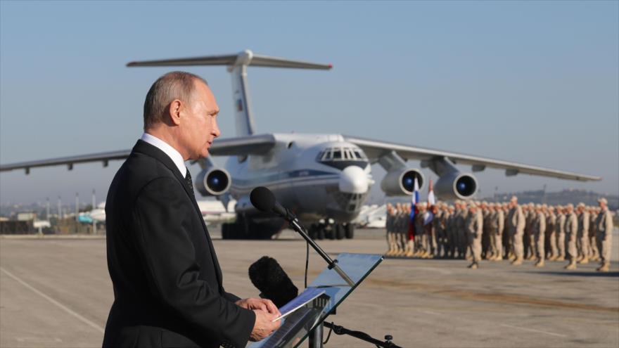 El presidente ruso, Vladimir Putin, presenta su discurso durante la visita a la base aérea rusa en Hmeimim, en Siria, 11 de diciembre de 2017.