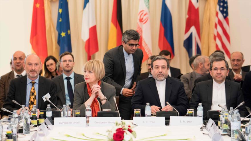 El vicecanciller iraní, Seyed Abás Araqchi, durante la reunión trimestral de la Comisión Conjunta del JCPOA en Austria, 25 de abril de 2017.