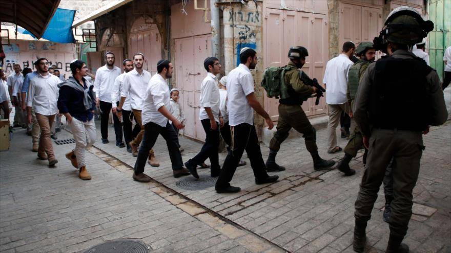 Vídeo: Colonos apoyados por soldados israelíes atacan a palestinos