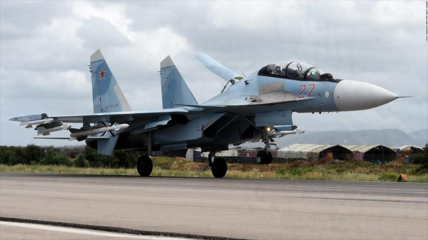 Un avión de combate ruso, armado con misiles, participa en operaciones antiterrorista en Siria.