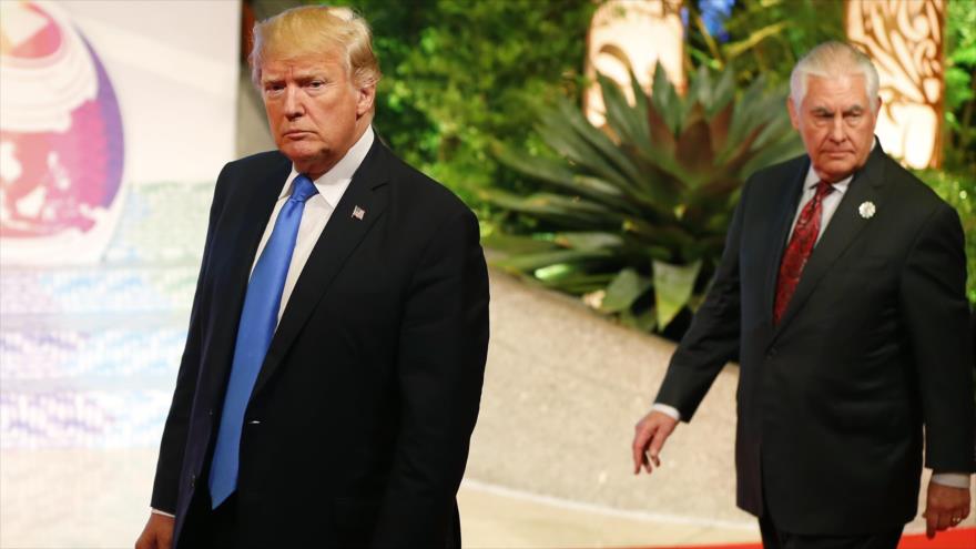 El presidente de EEUU, Donald Trump (izda.), y el secretario de Estado Rex Tillerson en Manila (capital de Filipinas), 14 de noviembre de 2017.