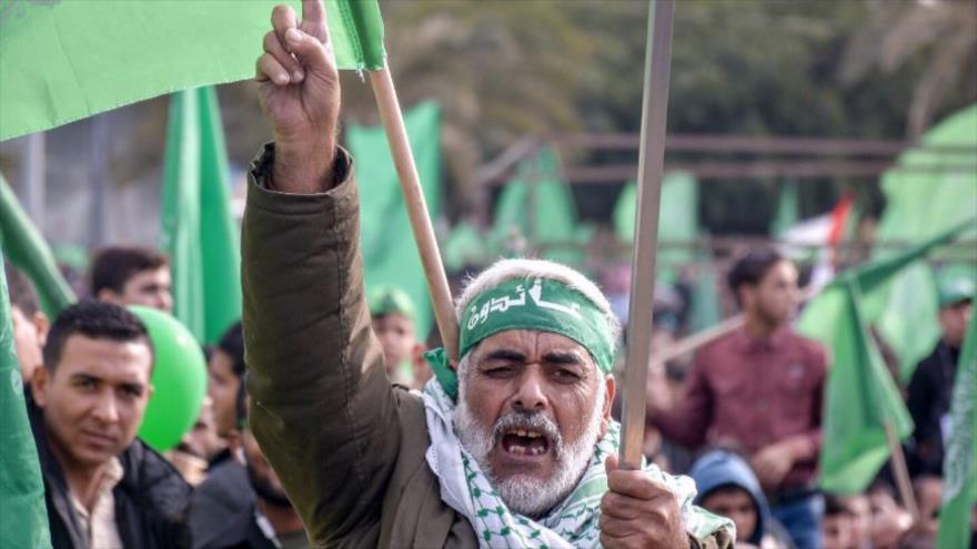 Un manifestante palestino interviene en la marcha por el 30 aniversario de la creación de HAMAS en la Franja de Gaza, 14 de diciembre de 2017.