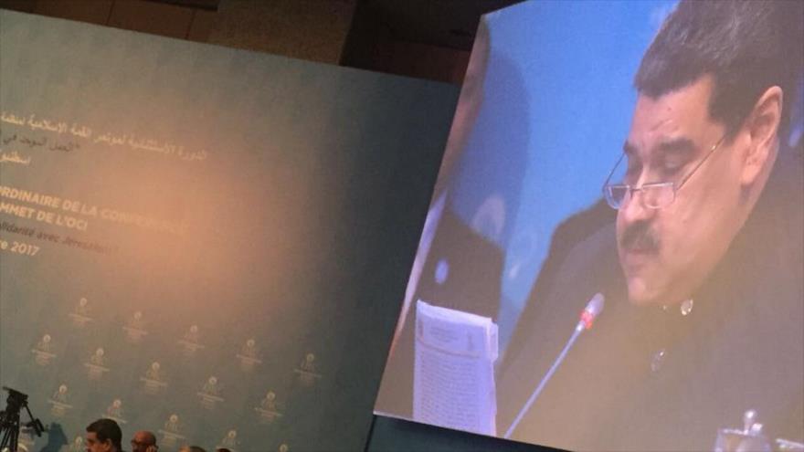 Presidente venezolano, Nicolás Maduro, habla en la Cumbre de la Organización para la Cooperación Islámica (OCI) en Estambul, 13 de diciembre de 2017.