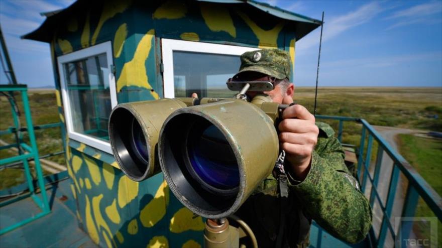 Un guardia fronterizo ruso en una torre de vigilancia en el puesto fronterizo internacional de Khasan en la frontera entre Rusia y Corea del Norte.