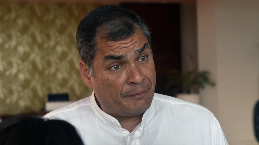 Expresidente ecuatoriano Rafael Correa habla con los periodistas en Panamá, durante una sesión de SICA, 14 de diciembre de 2017.