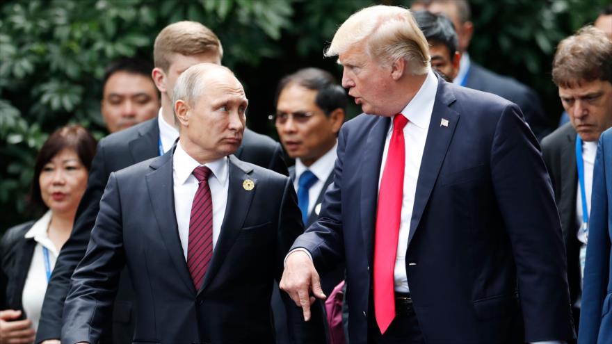 El presidente de EE.UU., Donald Trump (dcha.), junto a su par ruso, Vladimir Putin, antes de una reunión en Danang, Vietnam, 11 de noviembre de 2017.
