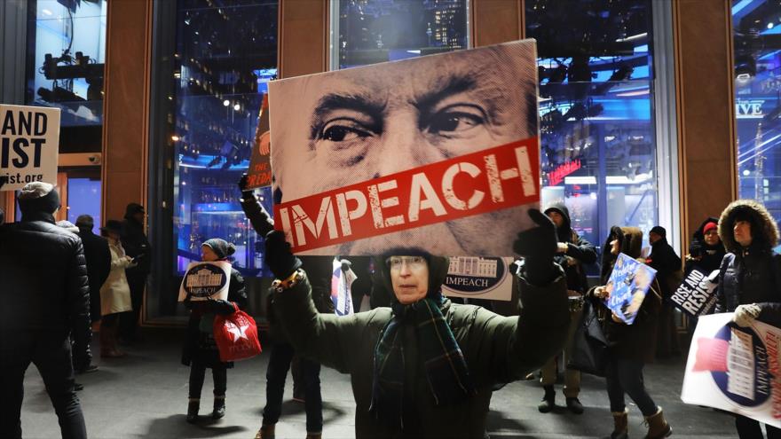 Protesta en Nueva York para exigir la renuncia del presidente Donald Trump por las denuncias de acoso sexual, 14 de diciembre de 2017. 
