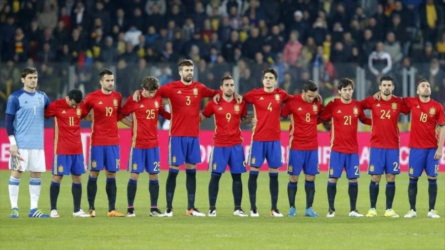Los jugadores de la selección española posan antes de un partido ante Rumanía.