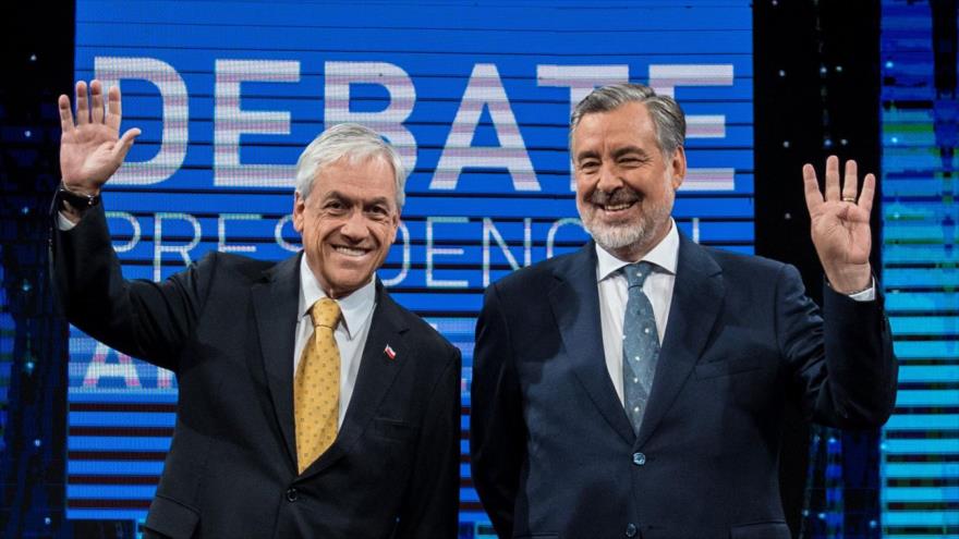 Los candidatos presidenciales chilenos Sebastián Piñera (izda.) y Alejandro Guillier, antes de un debate presidencial, 11 de noviembre de 2017.