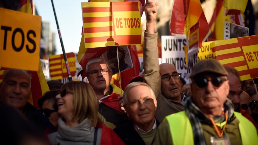 Ciudadanos españoles se manifiestan contra la independencia de Cataluña, Barcelona, 6 de diciembre de 2017.
