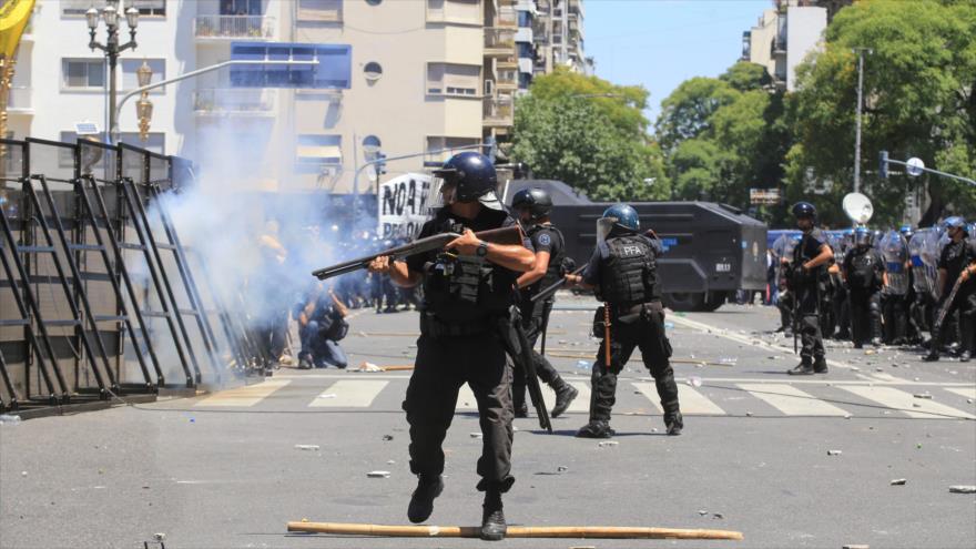 La policía Argentina se enfrenta con manifestantes que protestan fuera del Congreso, Buenos Aires, 14 de diciembre de 2017.