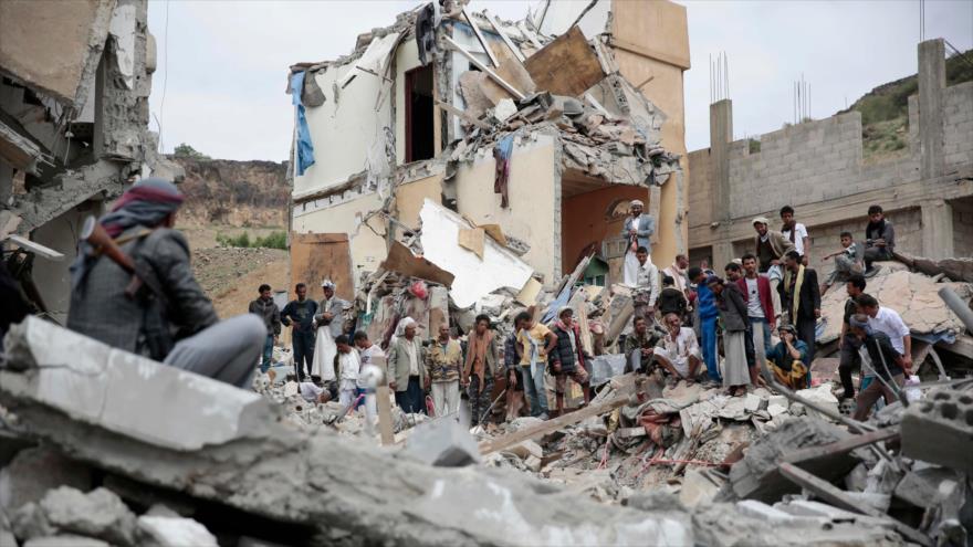 Los lugareños inspeccionan los escombros de las casas destruidas por los ataques aéreos saudíes en Saná, capital de Yemen, 25 de agosto de 2017.