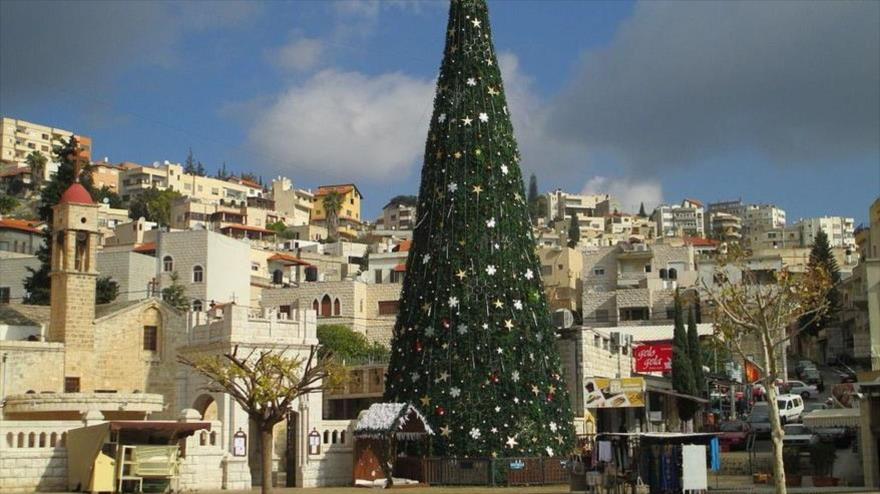 Árbol de Navidad colocado en Nazaret, situada en el norte de los territorios ocupados palestinos, por motivos de las fiestas del nacimiento del profeta Jesús.