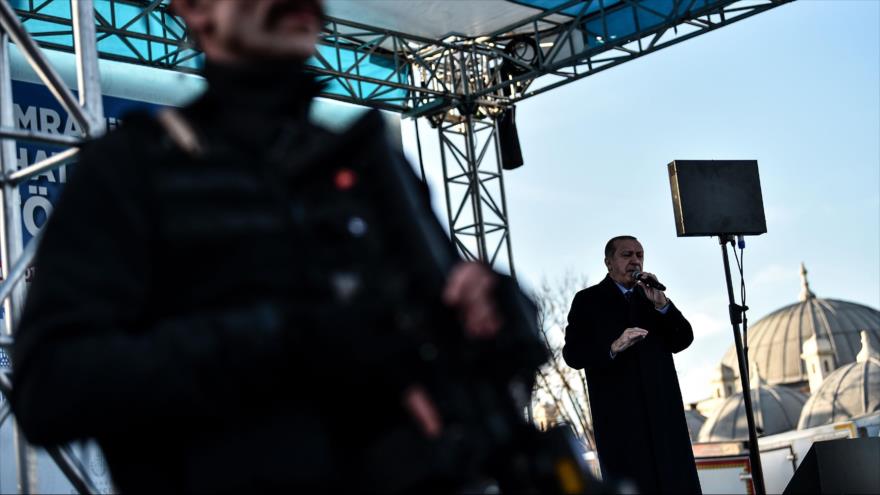 El presidente de Turquía, Recep Tayyip Erdogan, ofrece un discurso en la ciudad de Estambul, 15 de diciembre de 2017.