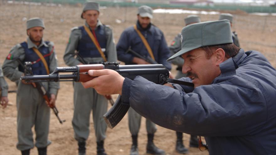 Un agente de la Policía Nacional de Afganistán (ANP) practica tiro con un rifle Kaláshnikov modelo AK-47, 17 de marzo de 2007.