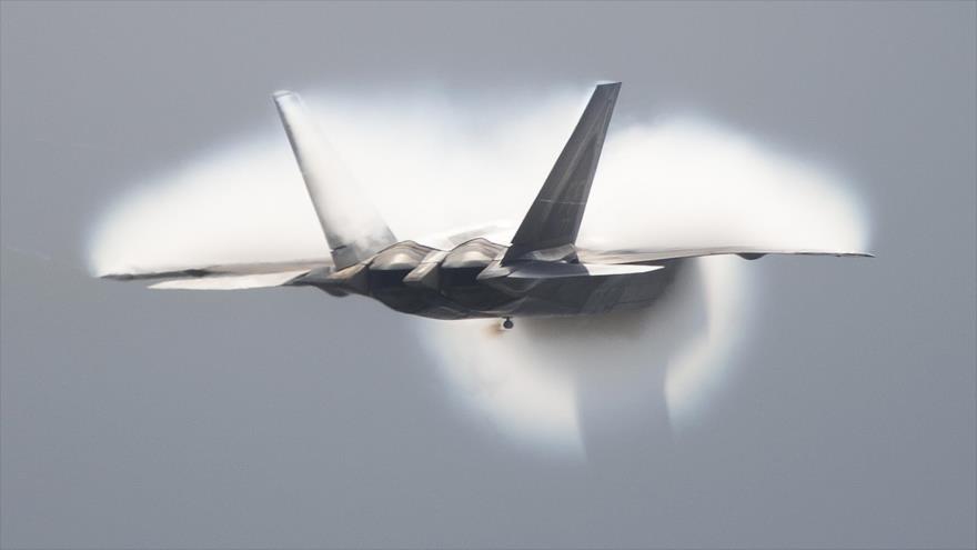 Avión de combate F-22 Raptor de la Fuerza Aérea de EE.UU. durante una exhibición aérea en la Base de la Fuerza Aérea Andrews, 16 de septiembre de 2017.