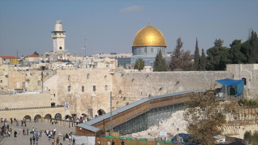 En la parte central de la imagen se ve el Muro de las Lamentaciones y la Cúpula de la Roca en Al-Quds (Jerusalén).