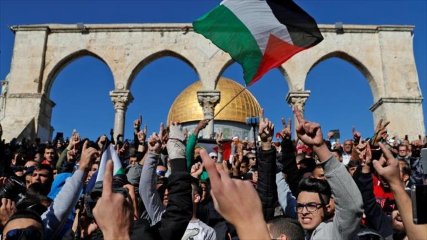 Palestinos protestan en la Explanada de las Mezquitas en Al-Quds (Jerusalén) en rechazo al cambio de estatus de esta urbe por Trump, 8 de diciembre de 2017.