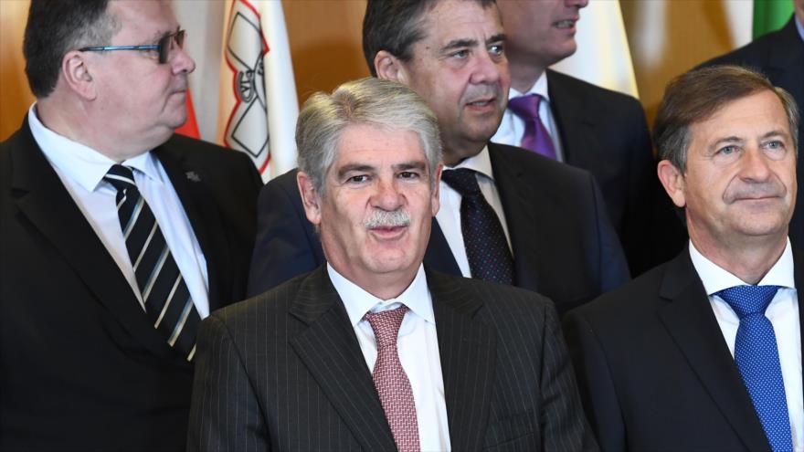 Canciller de España, Alfonso Dastis (C), posa para una foto grupal con otros ministros de Exteriores de la Unión Europea (UE), 5 de diciembre de 2017.