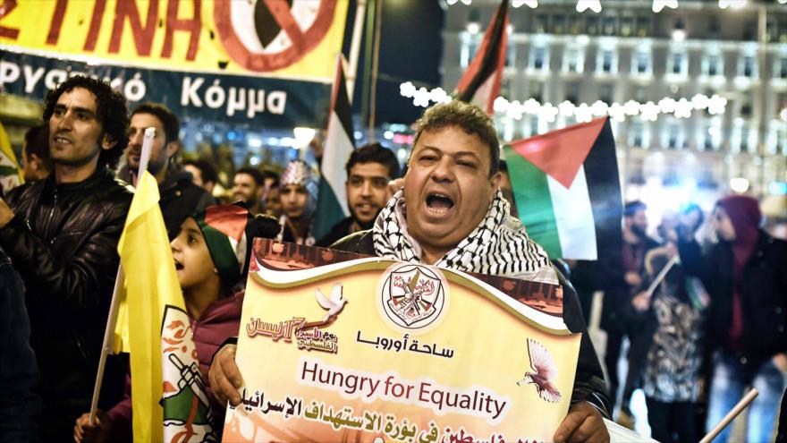 Palestinos protestan en Grecia contra la decisión del presidente de EE.UU. de reconocer Al-Quds como capital israelí, 15 de diciembre de 2017.