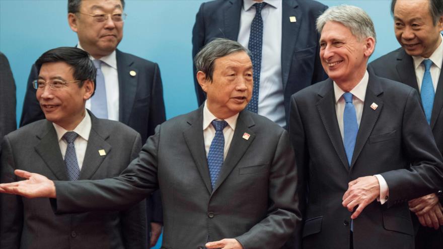 El vice primer ministro de China, Ma Kai, y el ministro de Hacienda británico, Philip Hammond (dcha.), tras una reunión en Pekín, 16 de diciembre de 2017.