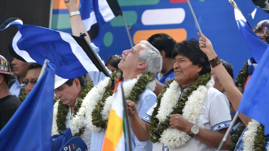 El presidente de Bolivia, Evo Morales (dcha.) junto a su vicepresidente, Álvaro García Linera, Cochabamba, 16 de diciembre de 2017.