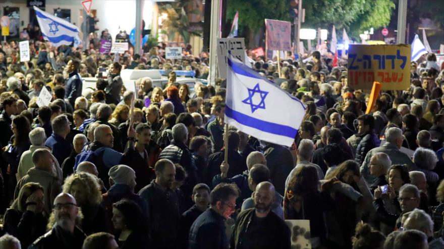 Manifestantes israelíes protestan contra la corrupción y piden la dimisión del primer ministro, Benyamin Netanyahu, 16 de diciembre de 2017.